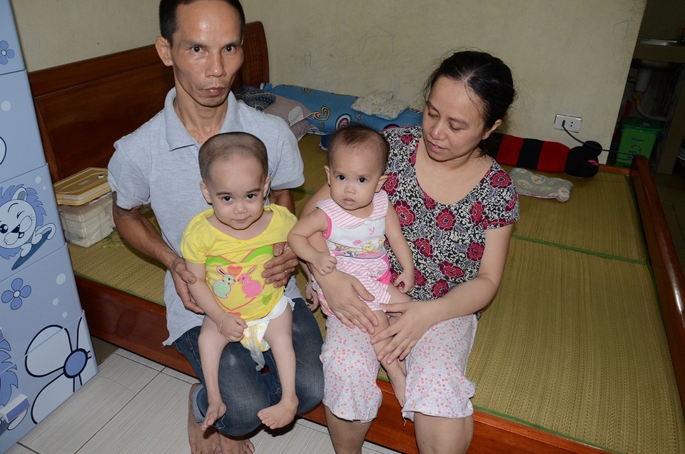 Thương 2 chị em mắc đa dị tật, suy giảm miễn dịch bẩm sinh - 7
Gia cảnh vốn nghèo khó, nay các con lại mắc bệnh hiểm nghèo, khiến đôi vợ chồng này lâm vào cảnh bế tắc cùng cực