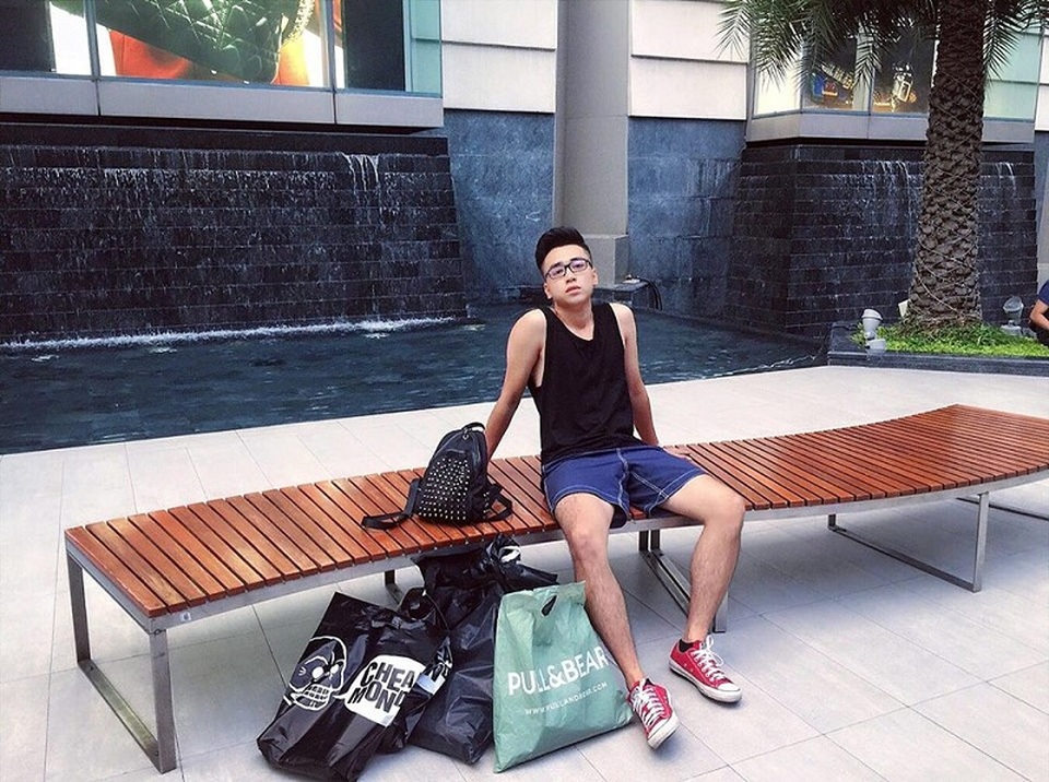 Ngoài đời, thầy giáo trẻ rất cuốn hút