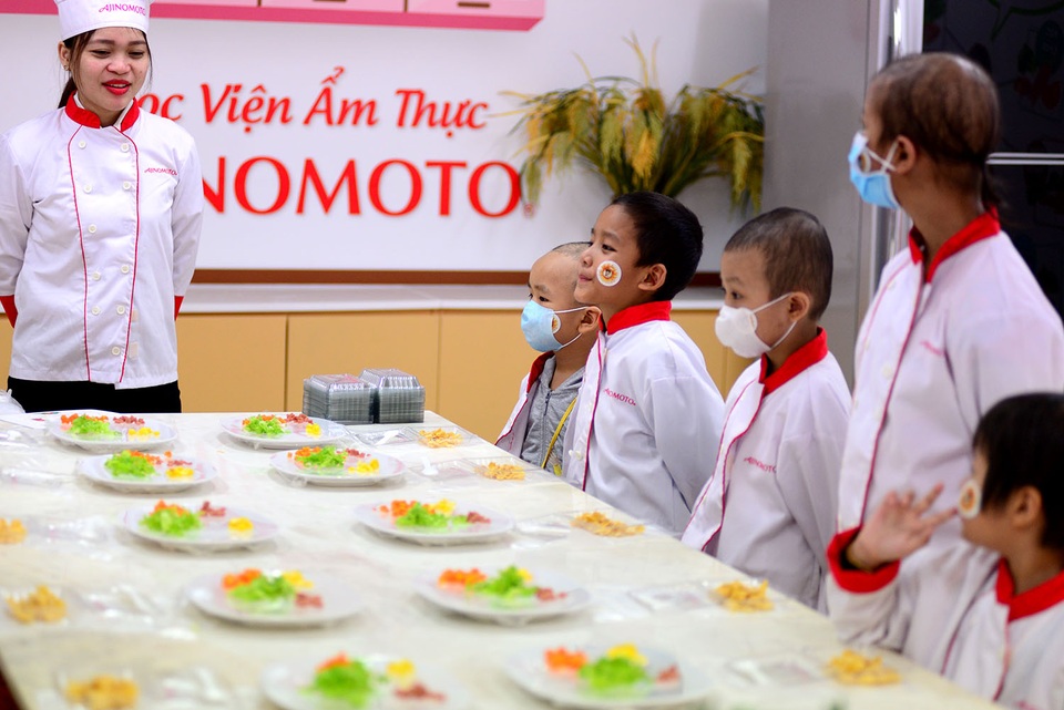 Bệnh nhi ung thư thực hiện ước mơ làm bác sĩ, đầu bếp - 8 Được hướng dẫn để trở thành 1 đầu bếp chế biến các món ăn ngon.