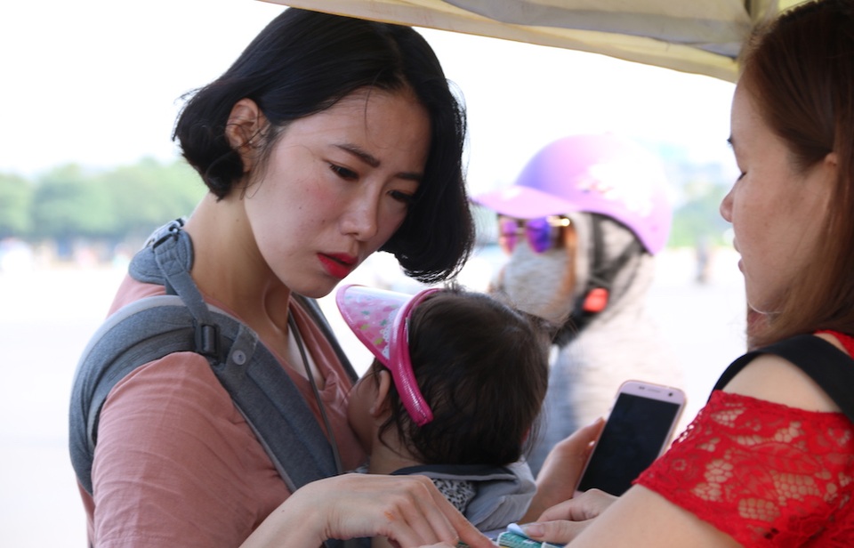 Không khí ảm đạm trước trận U22 Việt Nam-Ngôi sao K-League - 3 Rất may nữ cổ động viên người Hàn đã di chuyển đến một điểm bán vé khác để mua, không bị rơi vào ma trận của cánh cò vé.