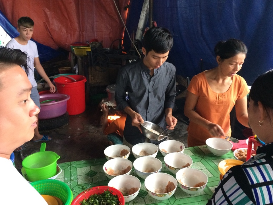Độc lạ, món ăn bún quậy Phú Quốc - 5 Công đoạn thêm gia vị vào tô bún trước khi cho bún và nước luộc bún vào