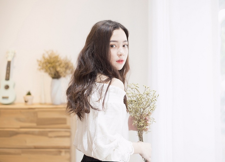 Nữ sinh 10X Nghệ An xinh đẹp, học giỏi, làm mẫu ảnh từ lớp 8 - 2 Phi Linh sở hữu gương mặt đẹp, ngoại hình dễ thương, phong cách ăn mặc nữ tính nên dù là bức ảnh chụp tự sướng hay chụp mẫu với Linh đều là điểm mạnh và khoe được tối đa nước da trắng cùng nụ cười tỏa nắng đốn tim người nhìn.