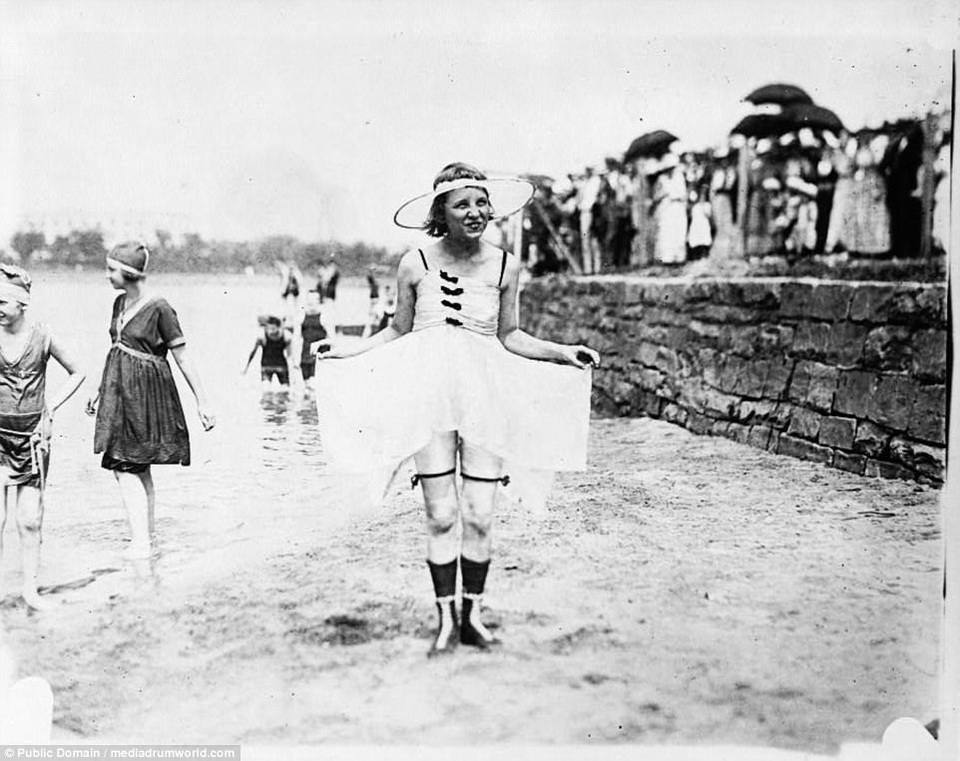 Thật khó hình dung đây chính là đồ bơi đi biển của phụ nữ.