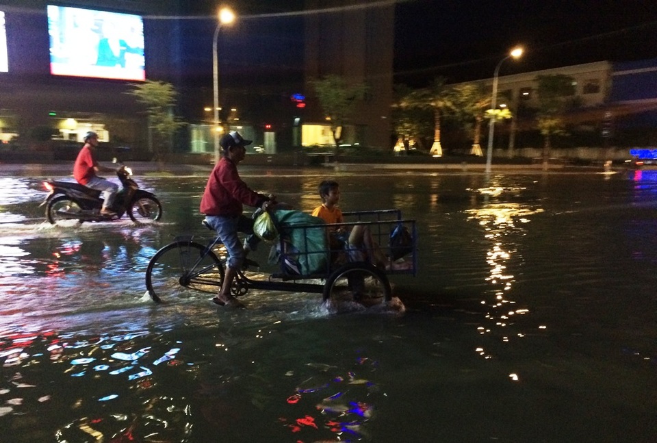 Kết thúc một ngày mưu sinh, cha con anh Tính bì bõm đạp xe về nhà
