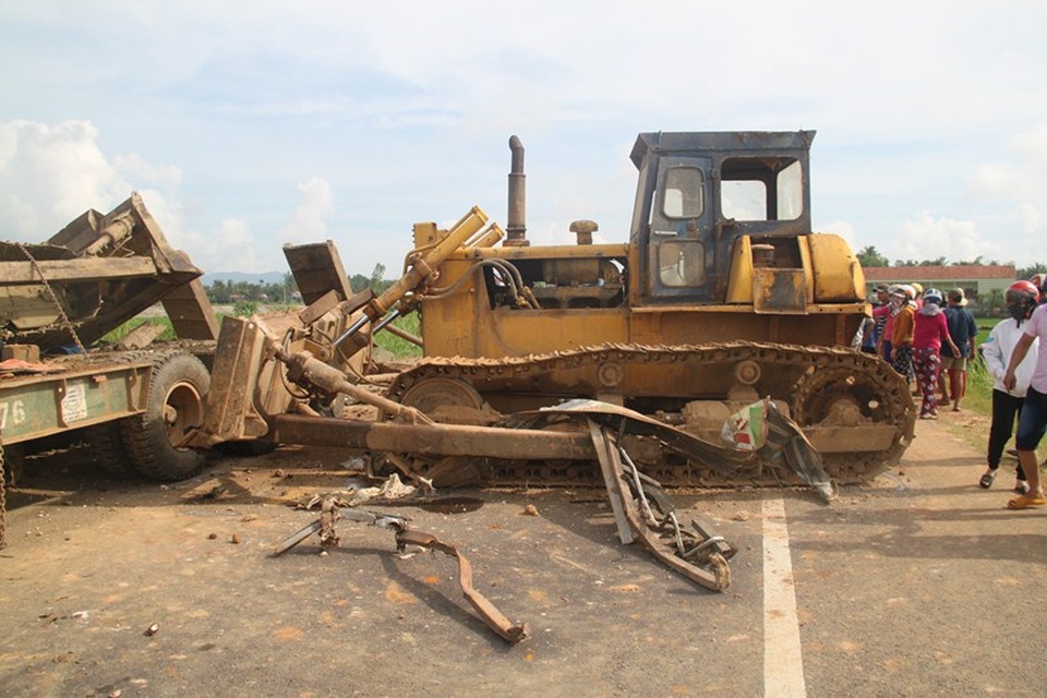 Nhân chứng kể chuyện cứu người trong vụ tai nạn kinh hoàng 5 người chết - 5 Xe máy ủi trên xe đầu kéo bị văng xuống đường sau tai nạn giao thông thảm khốc