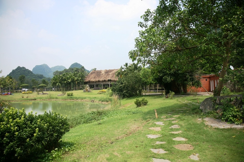 Khám phá "nơi bảo tồn những báu vật của trời"! - 8
Ao hồ, nhà cửa, sân vườn ở Thung Nham hoang sơ, thoáng đãng đến lạ thường, khác xa với sự xô bồ, nhộn nhịp của phố phường.