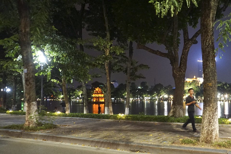 Hà Nội lung linh về đêm - 8 Tháp rùa lung linh trên mặt nước hồ Gươm.