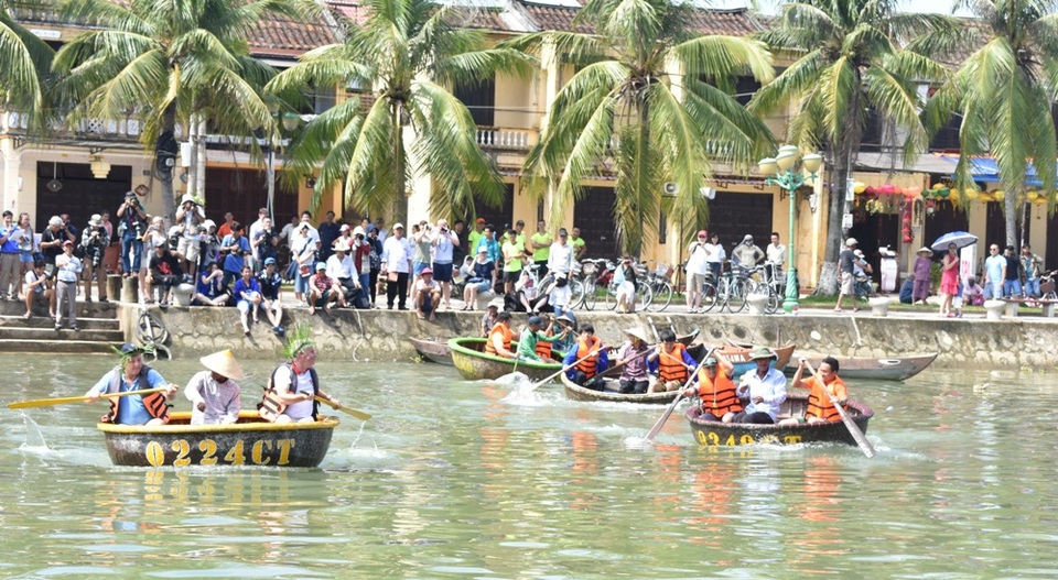 
Màn đua thúng chai tranh tài giữa các du khách
