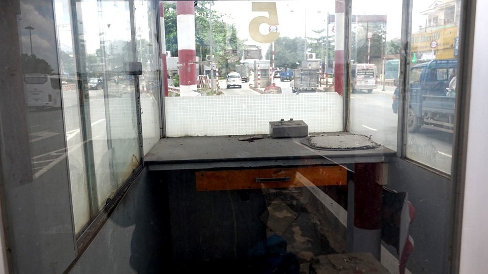 Những trạm thu phí bỏ hoang giữa Sài Gòn - 6
Bên trong một bốt thu phí bỏ hoang.