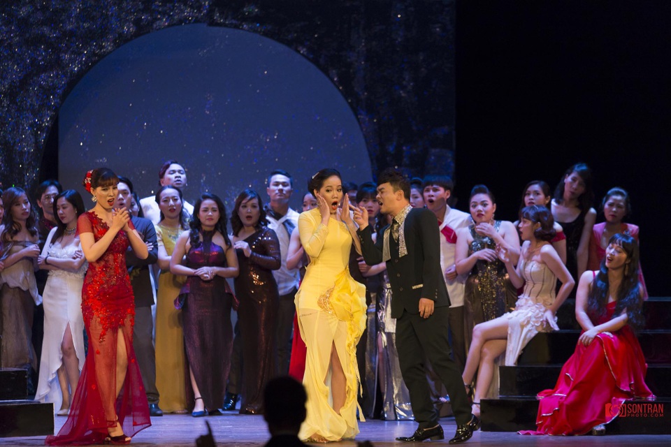 Nữ ca sĩ Phạm Khánh Ngọc (áo vàng) nổi bật trong vở nhạc kịch “Con dơi”.