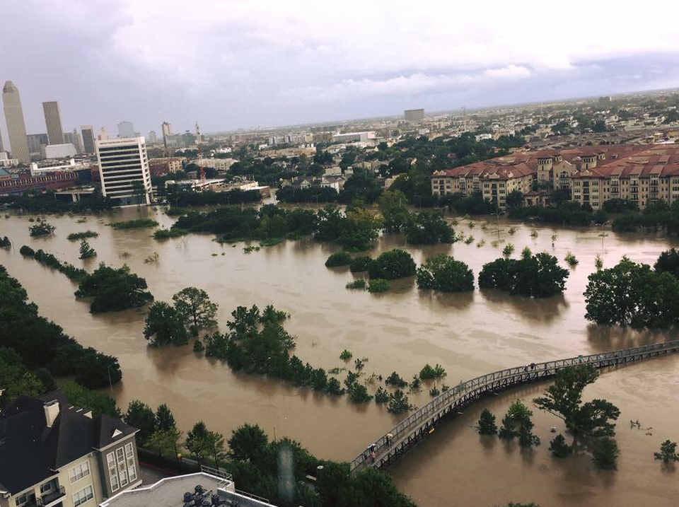 Chùm ảnh cho thấy sức tàn phá kinh hoàng của 'siêu bão' đổ bộ nước Mỹ - 10 Ước tính vùng Nam Texas đã đón nhận 12 nghìn tỷ gallons nước mưa, khiến hơn 300.000 người phải sơ tán.