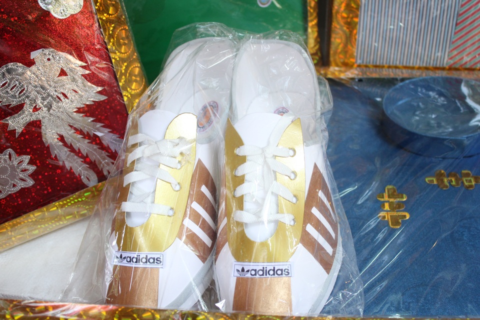 “Siêu xe hạng sang, biệt phủ dát vàng” chật kín phố Hàng Mã mùa Vu Lan - 4 Đôi giày hiệu Adidas được làm cầu kỳ, y như thật