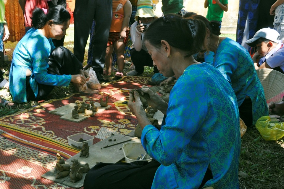 Thi nặn các con vật bằng đất sét trong lễ tế tổ , đây là hoạt động truyền thống của người dân làng gốm Thanh Hà qua các lễ giỗ tổ