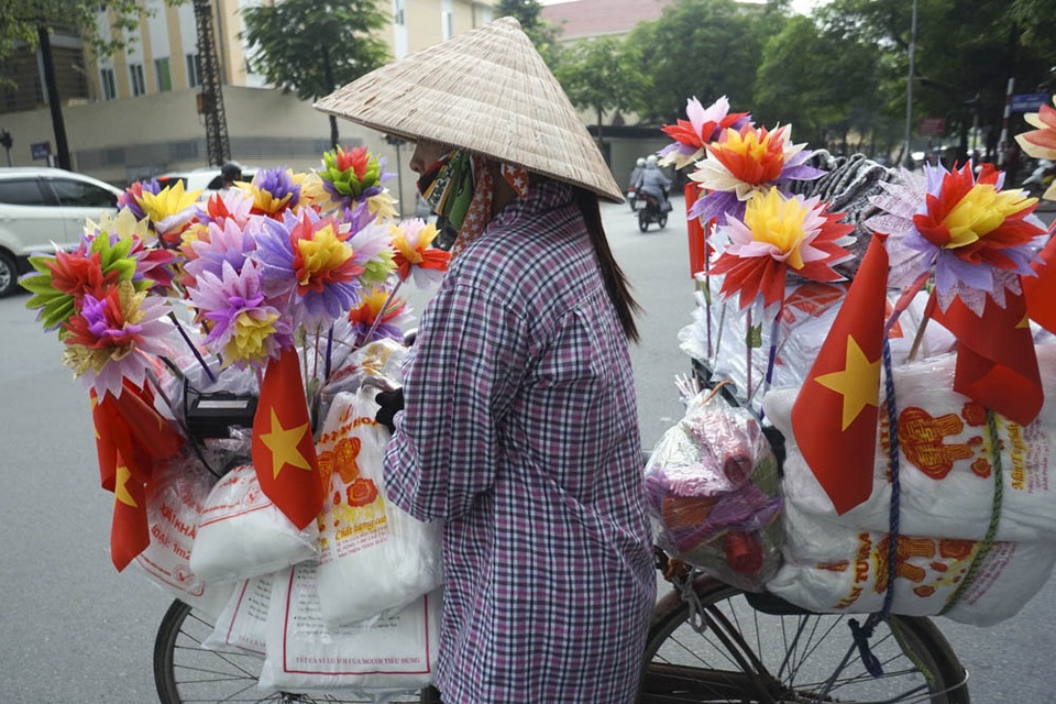 
Người bán hàng rong cũng tranh thủ bán thêm Cờ đỏ sao vàng loại nhỏ.
