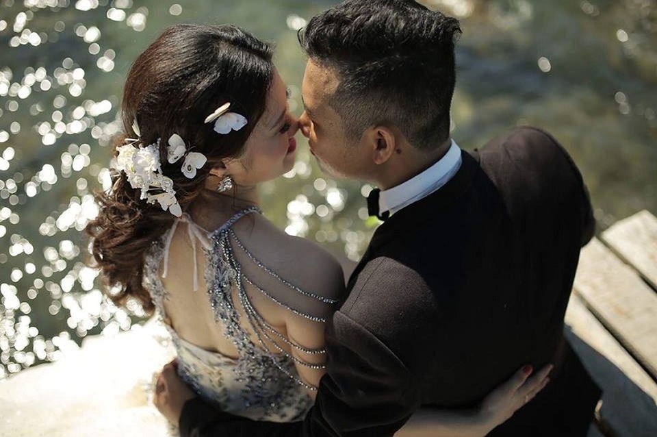 Trong bộ ảnh, cả hai đã có nhiều bức hình tạo dáng độc đáo, thậm chí thể hiện được tính chất công việc, đặc thù của nghề lính cứu hỏa đầy ấn tượng.