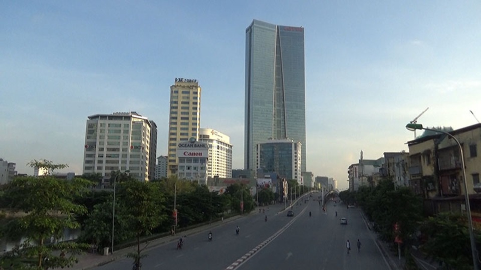 Đường phố trung tâm Hà Nội vắng vẻ trong ngày đầu nghỉ lễ - 4 
Đường Nguyễn Chí Thanh vắng vẻ. Quốc khánh 2/9 năm nay trùng vào ngày thứ bảy, các công sở được nghỉ bù vào ngày thứ Hai 4/9.