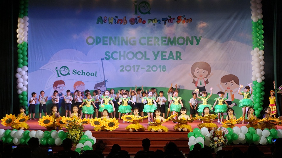 Học sinh IQ School tự tin dẫn chương trình khai giảng bằng tiếng Anh - 1 Tiết mục văn nghệ trong lễ khai giảng của IQ School.