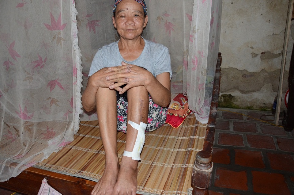 Đau xót gia đình cả 4 người con cùng mắc suy thận mãn - 8
Một lần đi làm đồng bác Dương Thị Lòng bị tai nạn phải nằm viện đến hơn 1 tháng. Để gia đình không bị đứt bữa, bác Dương Văn Chờ tuổi đã cao vẫn phải hàng ngày đi phụ hồ