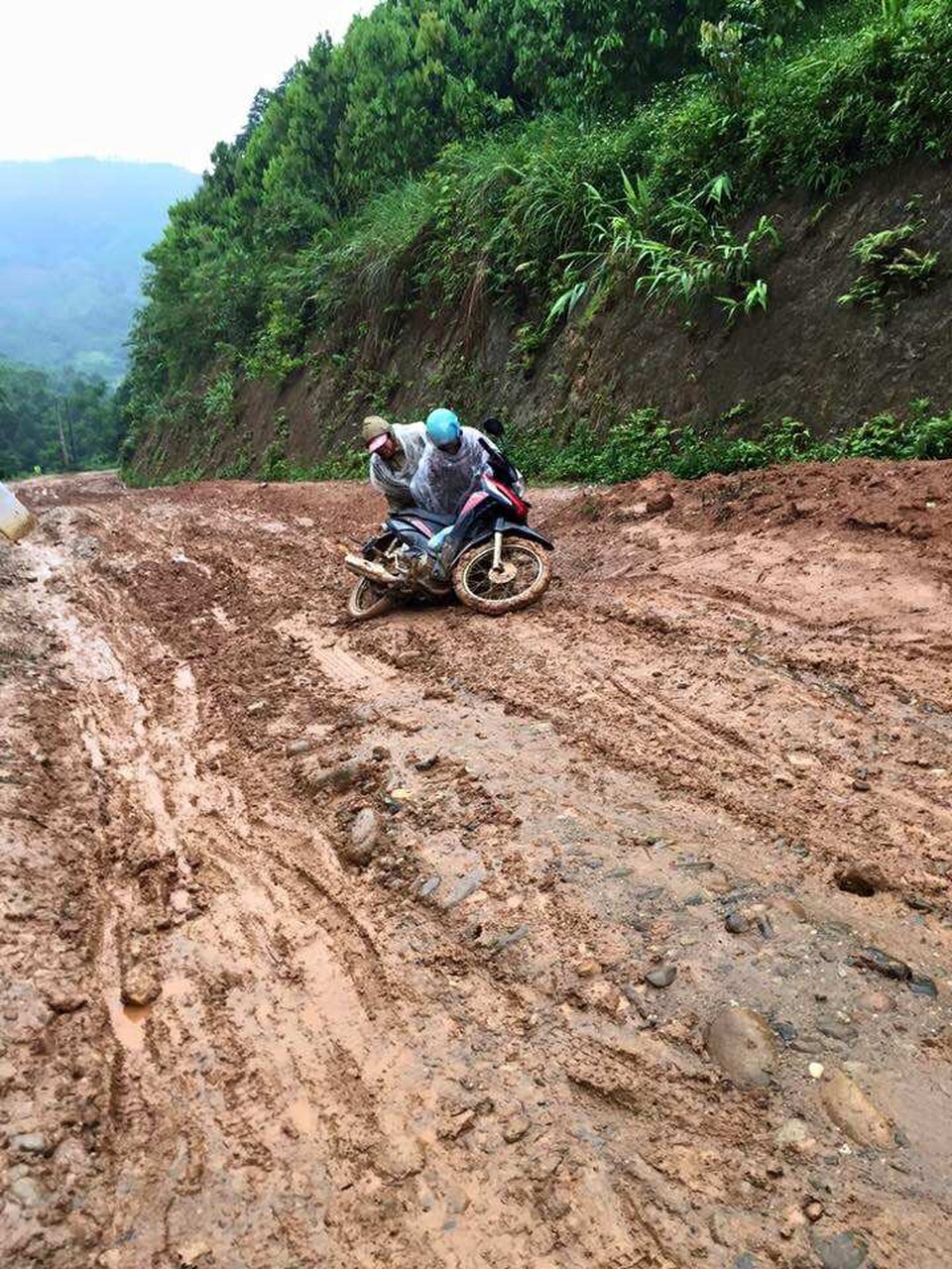 Sởn da gà với cung đường "cắm bản dạy học" của giáo viên vùng cao - 5
Bùn lầy nhão nhoẹt khiến tay lái lụa đến mấy cũng phải trượt ngã