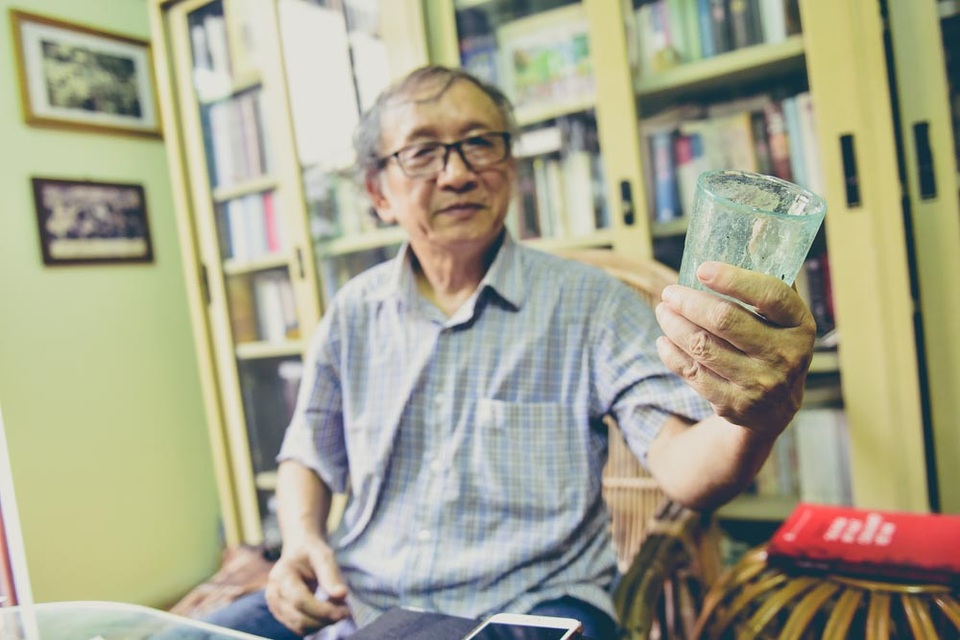 Chuyện chưa kể về “cha đẻ” cốc bia hơi huyền thoại ở Hà Nội - 2 Họa sỹ Lê Huy Văn cho biết, ông chỉ biết khoảng 1 giờ để phác thảo về chiếc cốc uống bia chuyên dụng.