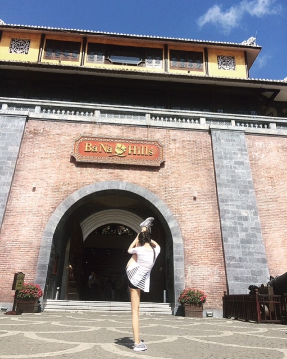 Phong cách check-in có “một không hai” của nữ sinh Nha Trang - 2 Có rất nhiều cách tạo dáng phá cách, dễ thương, hóm hỉnh được áp dụng, tuy nhiên những ngày gần đây, bộ ảnh của cô gái đến từ Nha Trang lại gây được nhiều ấn tượng bởi cách tạo dáng vô cùng độc đáo. Đi bất cứ đâu và địa điểm nào trong chuyến đi, cách tạo dáng xoạc chân thẳng đứng đều được cô gái áp dụng.