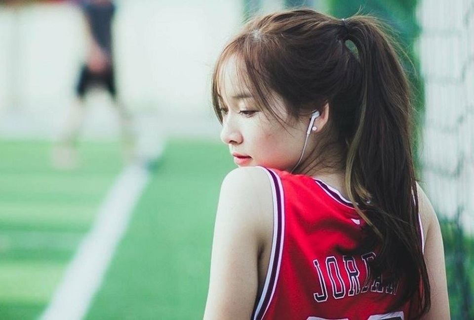 9x Nghệ An bất ngờ nổi tiếng sau loạt ảnh... “hot girl chăn gà” - 4
9x chỉ muốn “khoe” đàn già mẹ nuôi với bạn bè nên đăng lên trang cá nhân nhưng sau đó có một người bạn lấy lại đăng bên trang ngoài. Thậm chí, bạn bè phải gửi ảnh Huệ mới biết mình bỗng nhiên trở thành... người nổi tiếng.