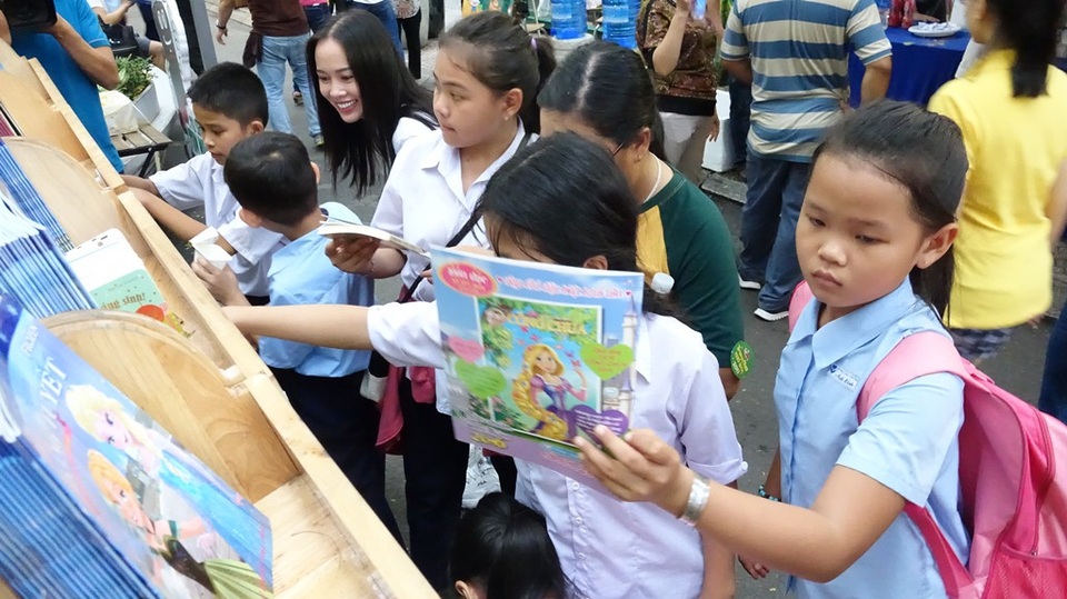“Con hạnh phúc khi đến đây, vì con được quan tâm” - 8 Các bạn nhỏ rất thích thú với tủ sách miễn phí