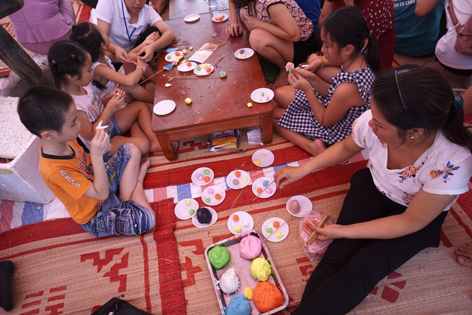 Người lớn, trẻ nhỏ trải nghiệm Tết Trung thu xưa tại Hoàng Thành Thăng Long - 8
Bàn nặn tò he luôn có đông trẻ nhỏ tham gia.