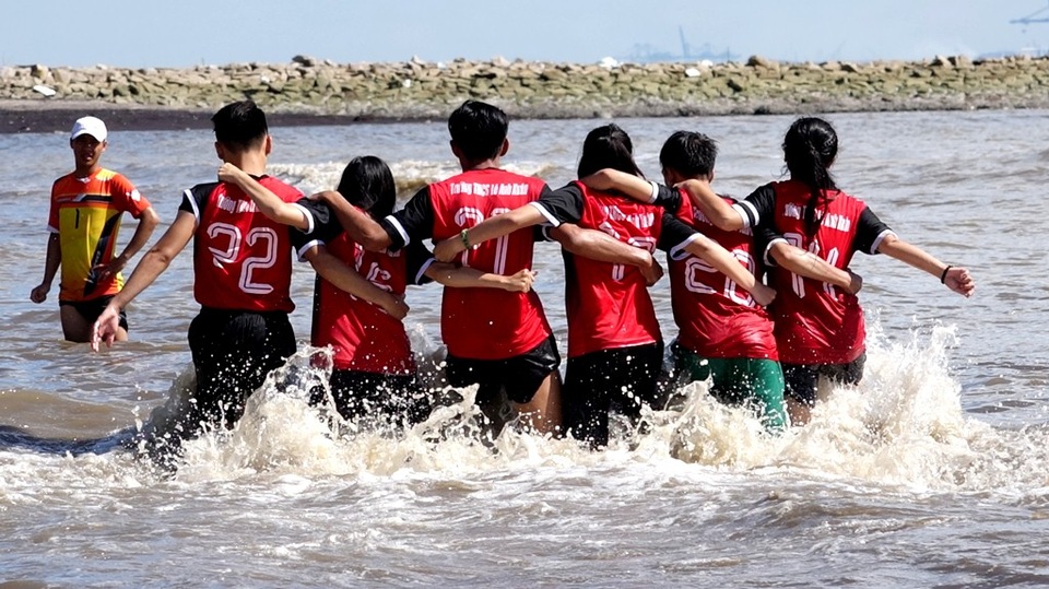 Đọ sức theo kiểu... ngư dân trong Lễ hội Nghinh Ông Cần Giờ - 9 Di chuyển dưới nước trong điều kiện bị cột chân vào nhau không hề đơn giản