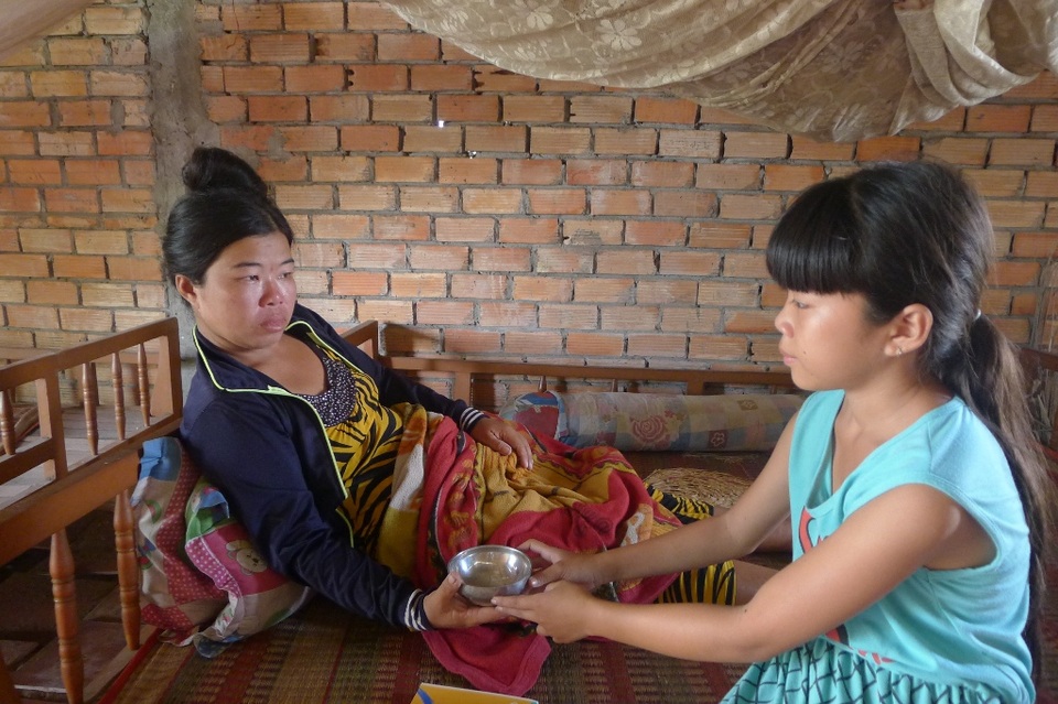 Cha bỏ đi biệt tích, mẹ bệnh triền miên, 2 nữ sinh đứng trước nguy cơ thất học - 3 Hơn 1 năm nay, chị Tài thường xuyên ngất xỉu vì căn bệnh tim, chị trở thành gánh nặng của các con chị