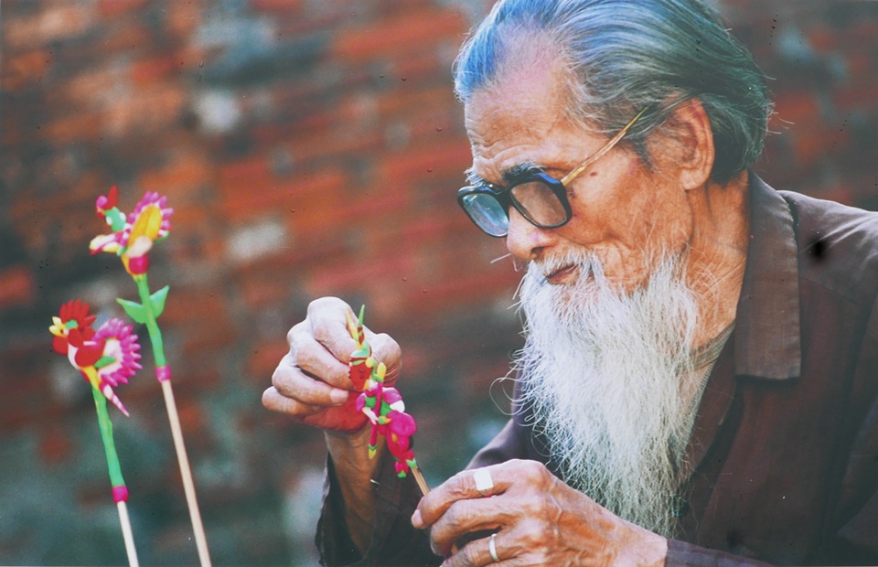 
Chân dung cụ gia nặn tò he ở Xuân La, nơi còn giữ nghề tạo ra món đồ chơi truyền thống này, của tác giả Anh Tuấn.
