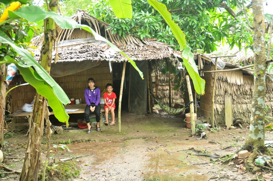Mẹ mất vì ung thư, cha bỏ đi biệt tích, 2 chị em đói khổ trong căn nhà mục nát - 1 Cuộc sống hai chị em Nguyễn Thị Minh Thư hiện gặp nhiều khó khăn...