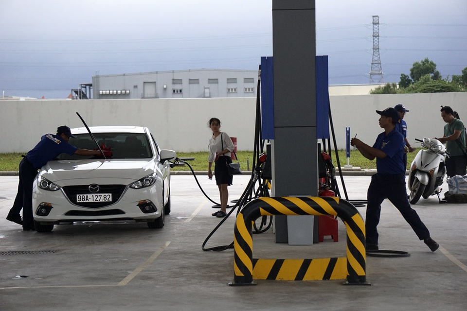 Trạm xăng Hà Nội có nhân viên luôn cúi rạp người chào khách hàng - 5
Tuy khách chưa đông nhưng phong cách làm việc tại đây rất khác biệt: nhanh nhẹn và chuyên nghiệp. Đối với xe ô tô, nhân viên bán xăng còn lau gương kính miễn phí khi khách phải đợi lâu.