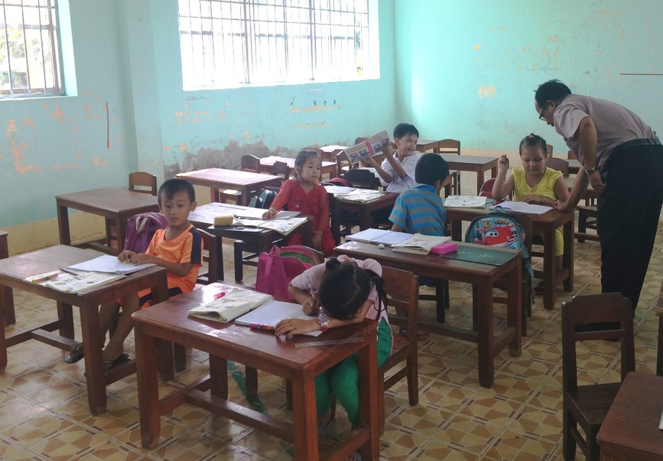 
Sáng nay (13/10) hai lớp 1, 2 vừa được vận động từ trường tiểu học Tân Thuận 2 sang điểm Ngã Sáu không có thêm học sinh nào sang học, thậm chí vắng thêm 3 học sinh.
