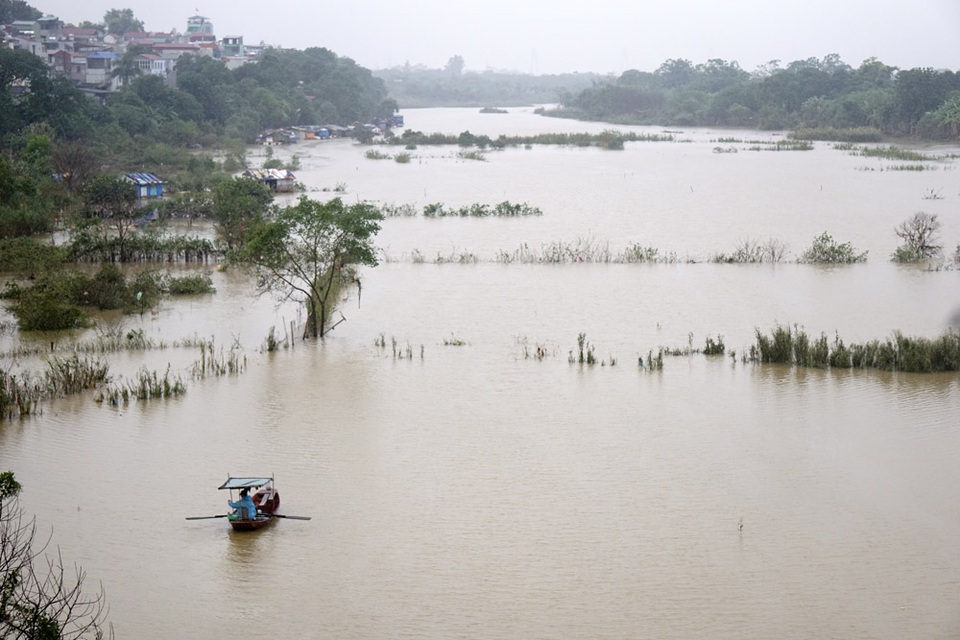 Hà Nội trong gió lạnh đầu mùa - 8
Nhánh sông Hồng trong ngày mưa ướt.