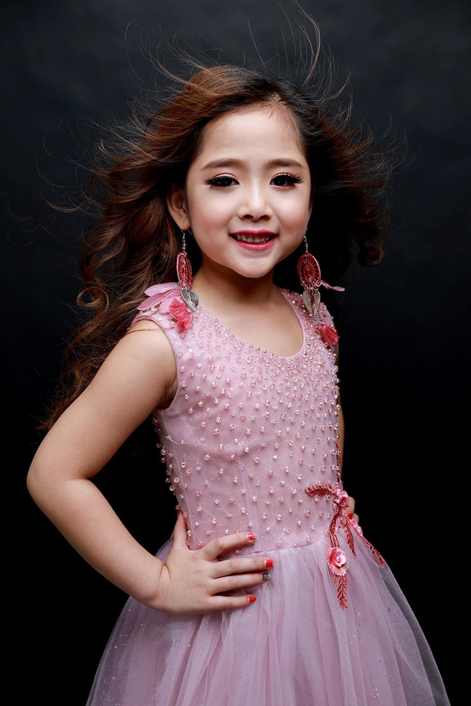 Công chúa phong cách thế giới Khánh Linh với vẻ dịu dàng, nữ tính nhưng vẫn đậm chất thời trang