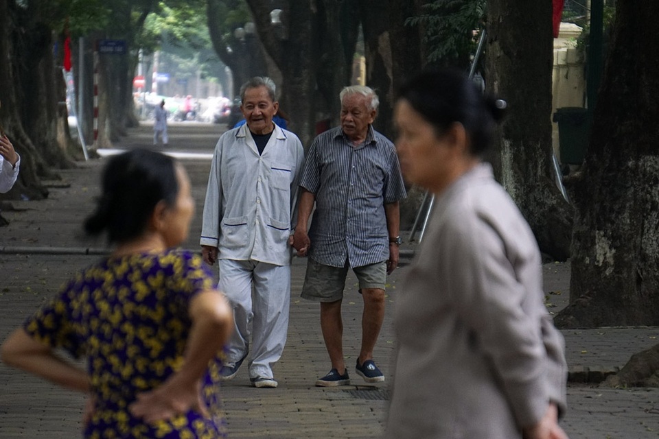 Hà Nội bình yên trong tiết trời thu - 8
Người già bách bộ dưới hàng cây sấu tuyệt đẹp trên phố Phan Đình Phùng.