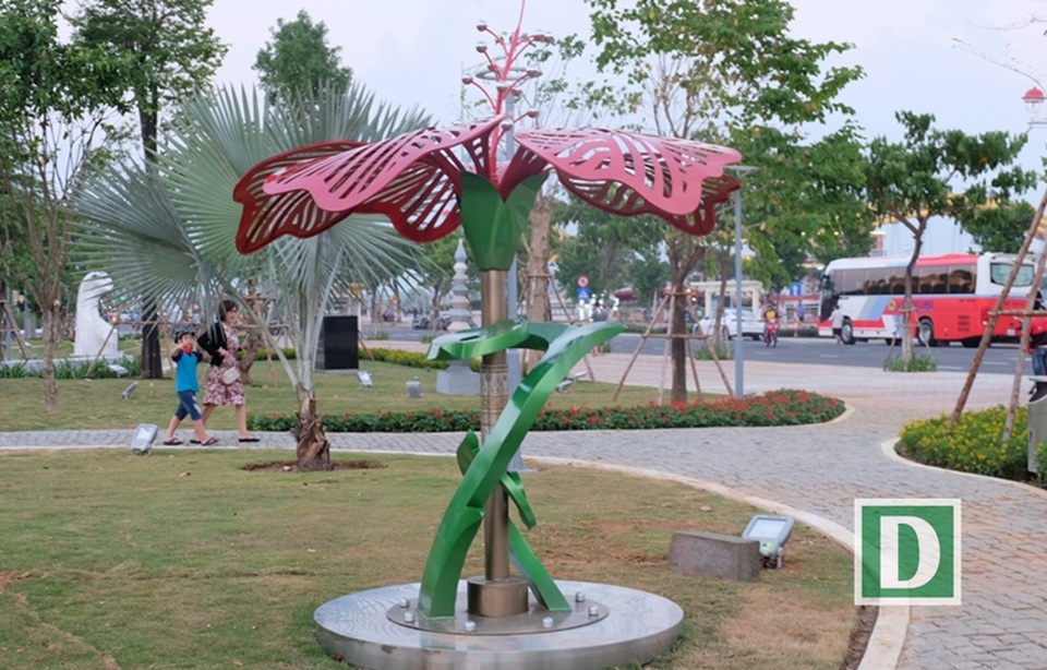 Cận cảnh Công viên APEC đang hoàn thiện tại Đà Nẵng - 7 Nhiều người dân và du khách dạo ngắm công viên đang hoàn thiện ở bờ tây cầu Rồng - Đà Nẵng