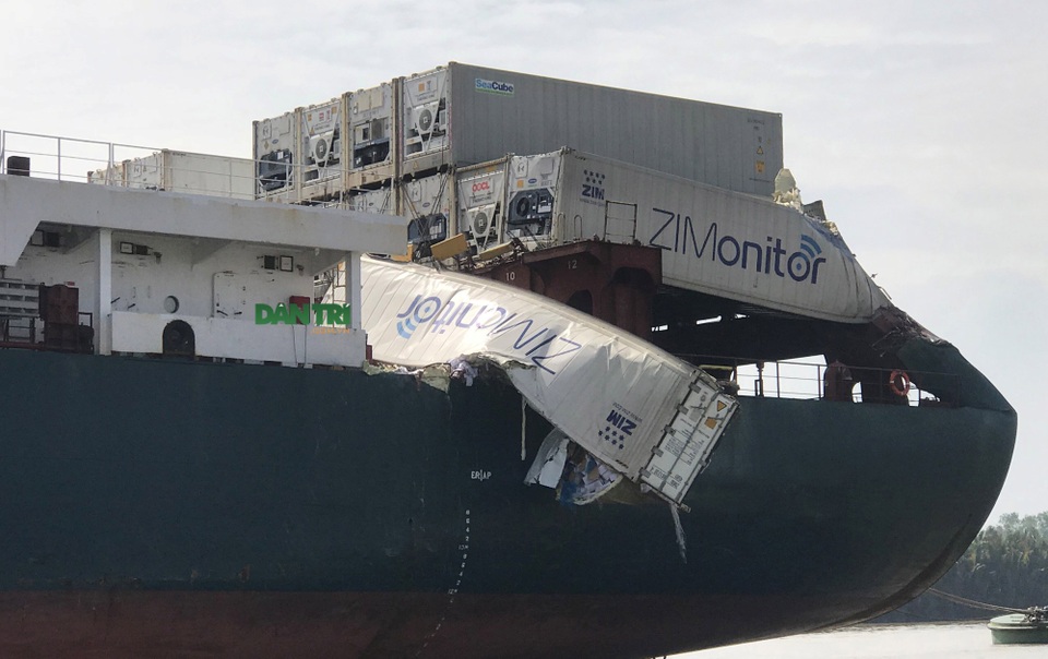 Hiện trường vụ tàu container nước ngoài bị tông trên sông Đồng Nai - 4 Chiếc tàu OM IRIDIUM đã va chạm vào phía sau tàu TRF KAYA dài 222m đang cập phao số 1 (phía xã Phú Hữu, huyện Nhơn Trạch, tỉnh Đồng Nai).