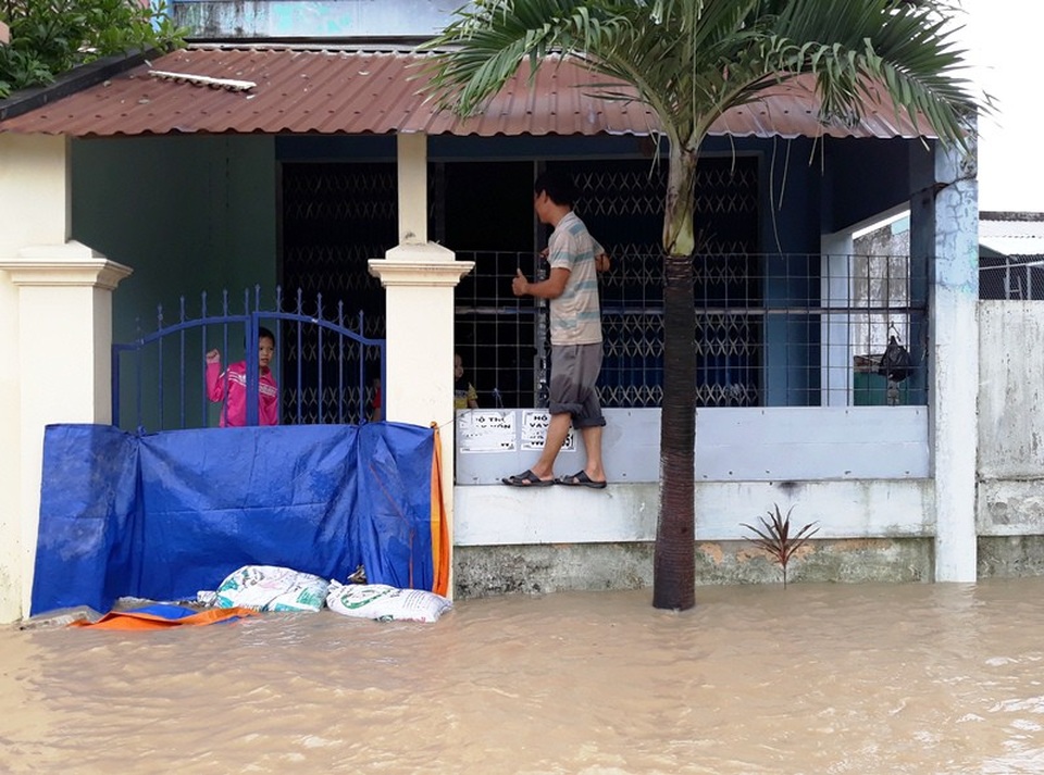 Bão vừa qua, người dân lại gồng mình chống chọi với lũ - 9 Người dân di chuyển bằng nhiều cách