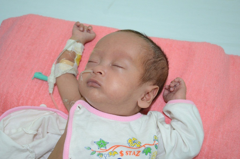 Mong manh sự sống của bé 4 tháng tuổi cùng lúc mắc tim bẩm sinh và nấm máu - 8 Nhưng đáng thương thay, đứa con mà gia đình chị ngày đêm trong ngóng thì sự sống lại mong manh hơn bao giờ hết!