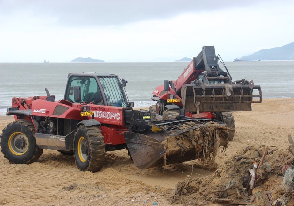 Đến chiều ngày 6/11, đã tiến hành thu dọn được 800 tấn rác và tổ chức nạo vét bùn đen lắng đọng ven bãi biển.