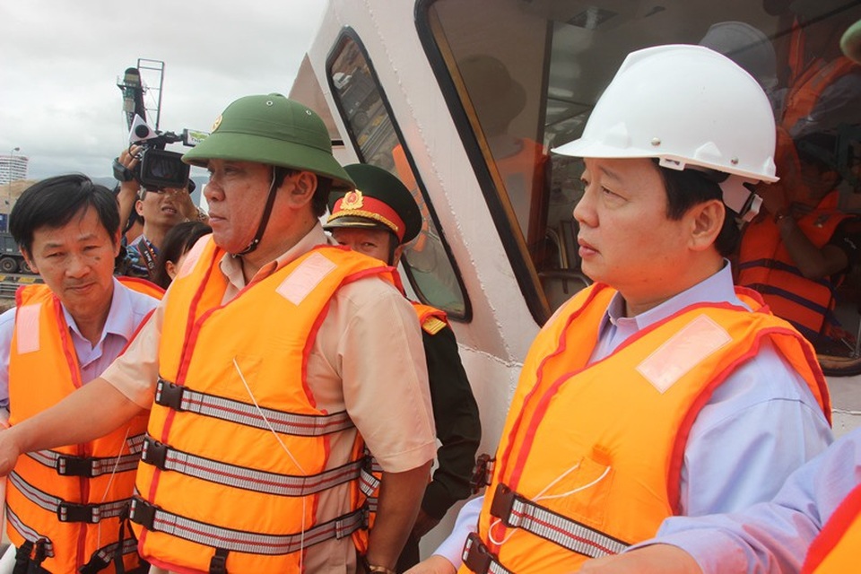Tan hoang vịnh biển nơi bão “nuốt chửng” 10 tàu hàng, khiến 13 người chết - 1 Bộ trưởng Bộ TN - MT Trần Hồng Hà trực tiếp thị sát vùng biển nơi 10 tàu hàng gặp nạn tại phao số 0 trên biển Quy Nhơn (Bình Định) khi đang neo đậu trú bão số 12.