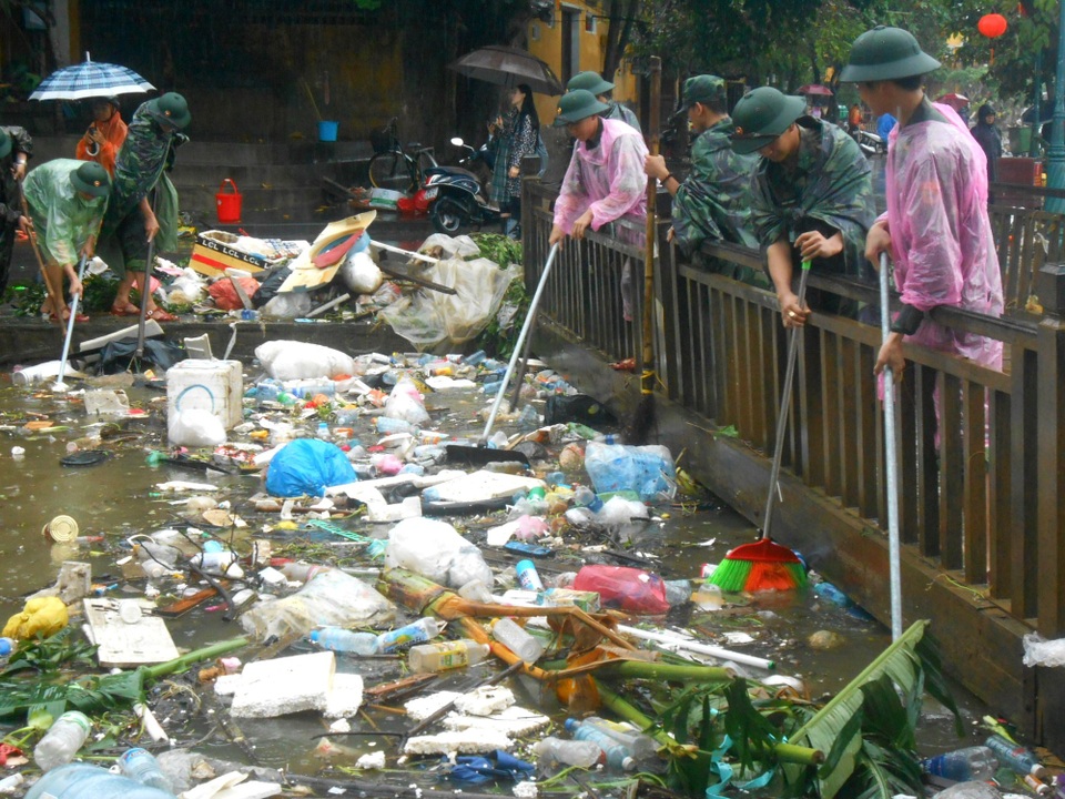Hội An khẩn trương dọn dẹp sau mưa bão, chuẩn bị cho sự kiện APEC - 7 Hội An khẩn trương dọn dẹp sau mưa bão, chuẩn bị cho sự kiện APEC - 7