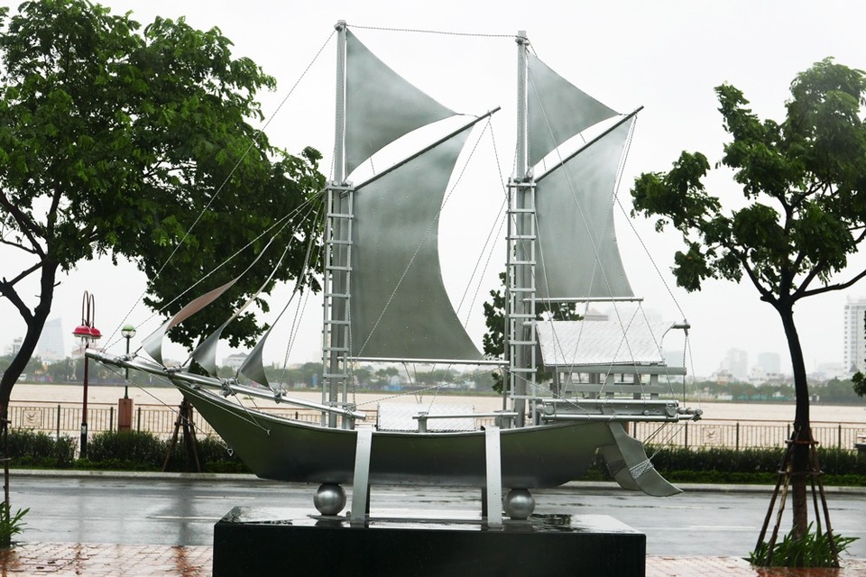 Công viên tượng 21 nền kinh tế thành viên APEC ở Đà Nẵng - 9
Thuyền buồm của Indonesia được đặt phía gần sông Hàn.
Phó Thủ tướng Phạm Bình Minh chia sẻ, nằm ở vị trí trung tâm của thành phố Đà Nẵng năng động, công viên là món quà Việt Nam gửi đến các vị khách quý, các nền kinh tế thành viên cũng như người dân APEC. Phó Thủ tướng cũng bày tỏ tin tưởng công viên sẽ trở thành biểu tượng cho sức sáng tạo, sức sống và tinh thần hợp tác của APEC và là một điểm du lịch hấp dẫn của thành phố Đà Nẵng.