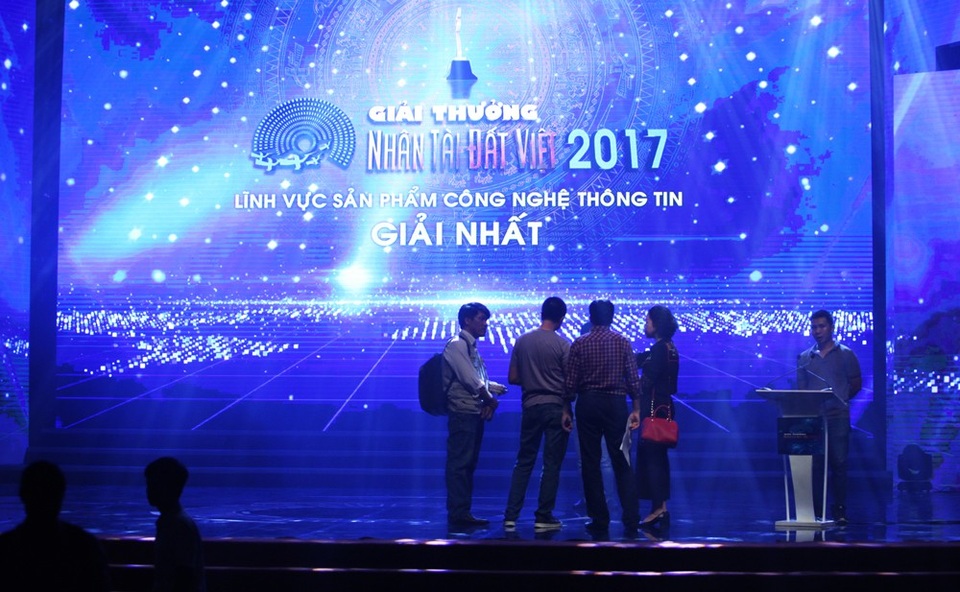 Đã sẵn sàng cho đêm trao giải Nhân tài Đất Việt 2017 - 3
Ban tổ chức hoàn chỉnh từng chi tiết trên sân khấu có hình nền màu xanh và hoạ tiết trống đồng quen thuộc của Giải thưởng Nhân tài Đất Việt.
Khởi đầu là cuộc thi trong lĩnh vực công nghệ thông tin - truyền thông, qua các năm, Giải thưởng Nhân tài đất Việt đã không ngừng được mở rộng, tìm kiếm, tôn vinh các nhà khoa học trong các lĩnh vực khác, gồm Khoa học Công nghệ, Y dược, Môi trường và Tự học thành tài.