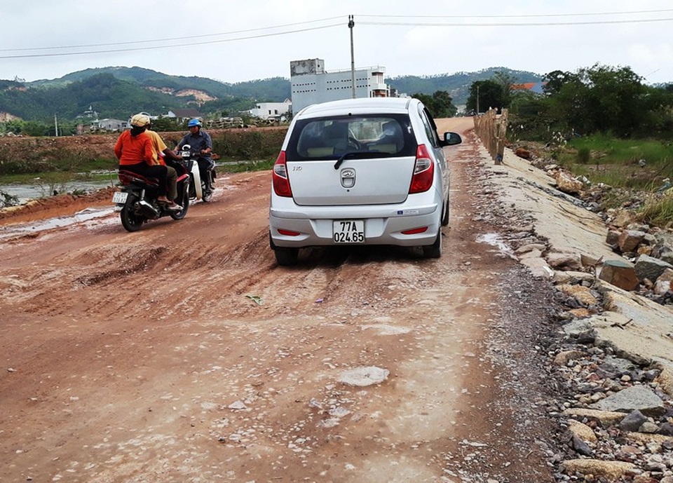 Sau lũ, các ngành chức năng khẩn trương khắc phục tạm thời để người dân đi lại.
