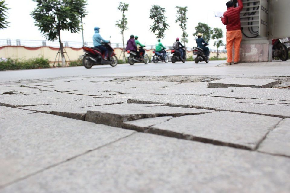 Hà Nội: Đá lát "bền vững 70 năm" vỡ nát sau hơn 1 năm sử dụng - 14 Hà Nội: Đá lát "bền vững 70 năm" vỡ nát sau hơn 1 năm sử dụng - 14