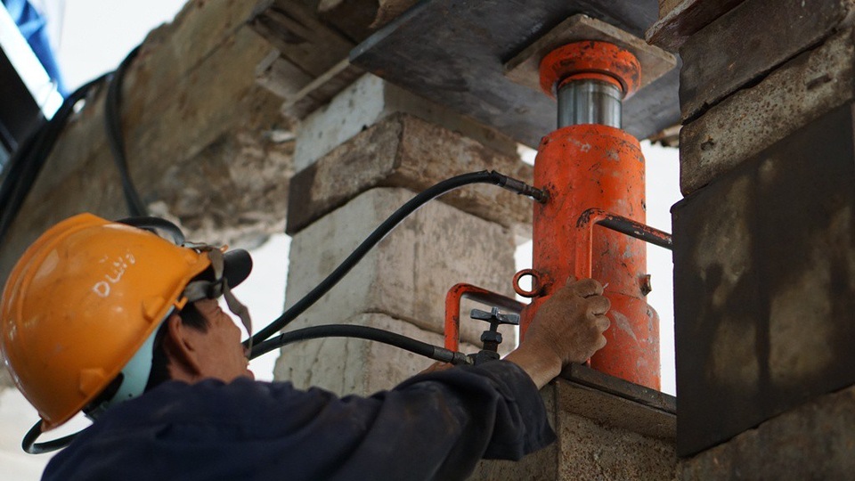 Kích thủy lực nâng chính nằm ở giữa, hai trụ phụ hai bên