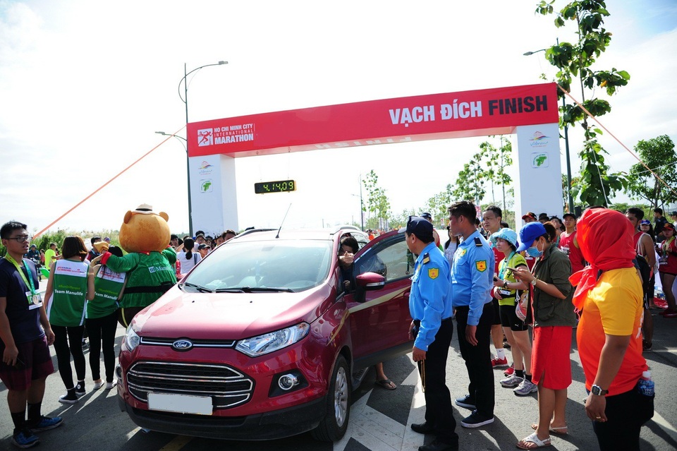 Ô tô lao về vạch đích đường chạy marathon khi vận động viên đang "nước rút" - 2 Khi bảo vệ ra chặn lại thì tài xế chỉ trỏ về khu nhà mẫu